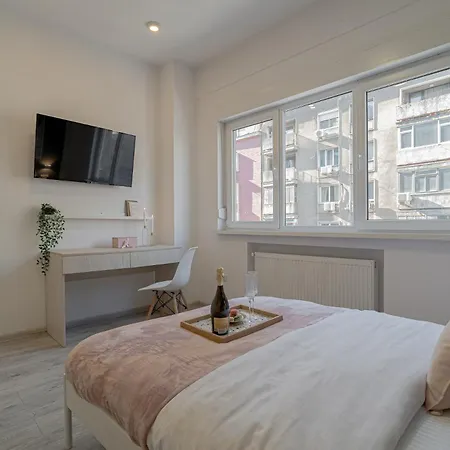 Stylish 2br In Piata Universitatii, Steps To Cismigiu Park דירה *